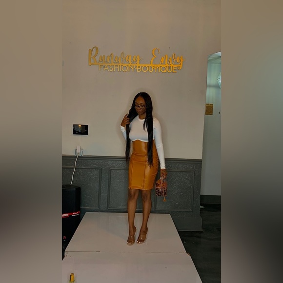 Carmen (dress) - Picture 1 of 3